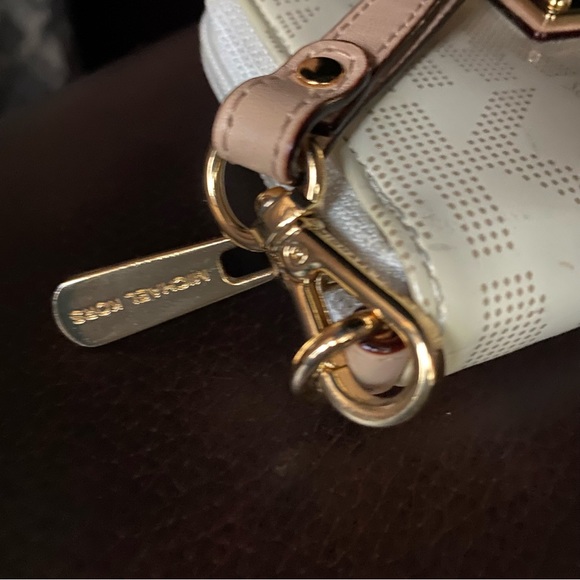 Michael kors zip wallet, wristlet. White shiney monogram leather gold hardware - Picture 4 of 10